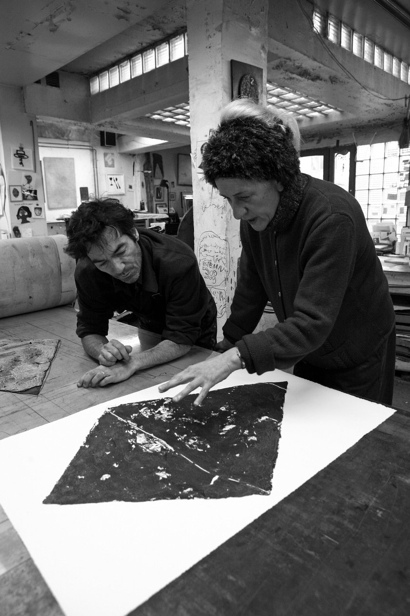 Pascal Gauvard, cofundador del taller de grabado Pasnic, Annie-Paule Thorel, pintora francesa. Análisis de una impresión. Taller de grabado Pasnic en París en 2009 de Unbekannt