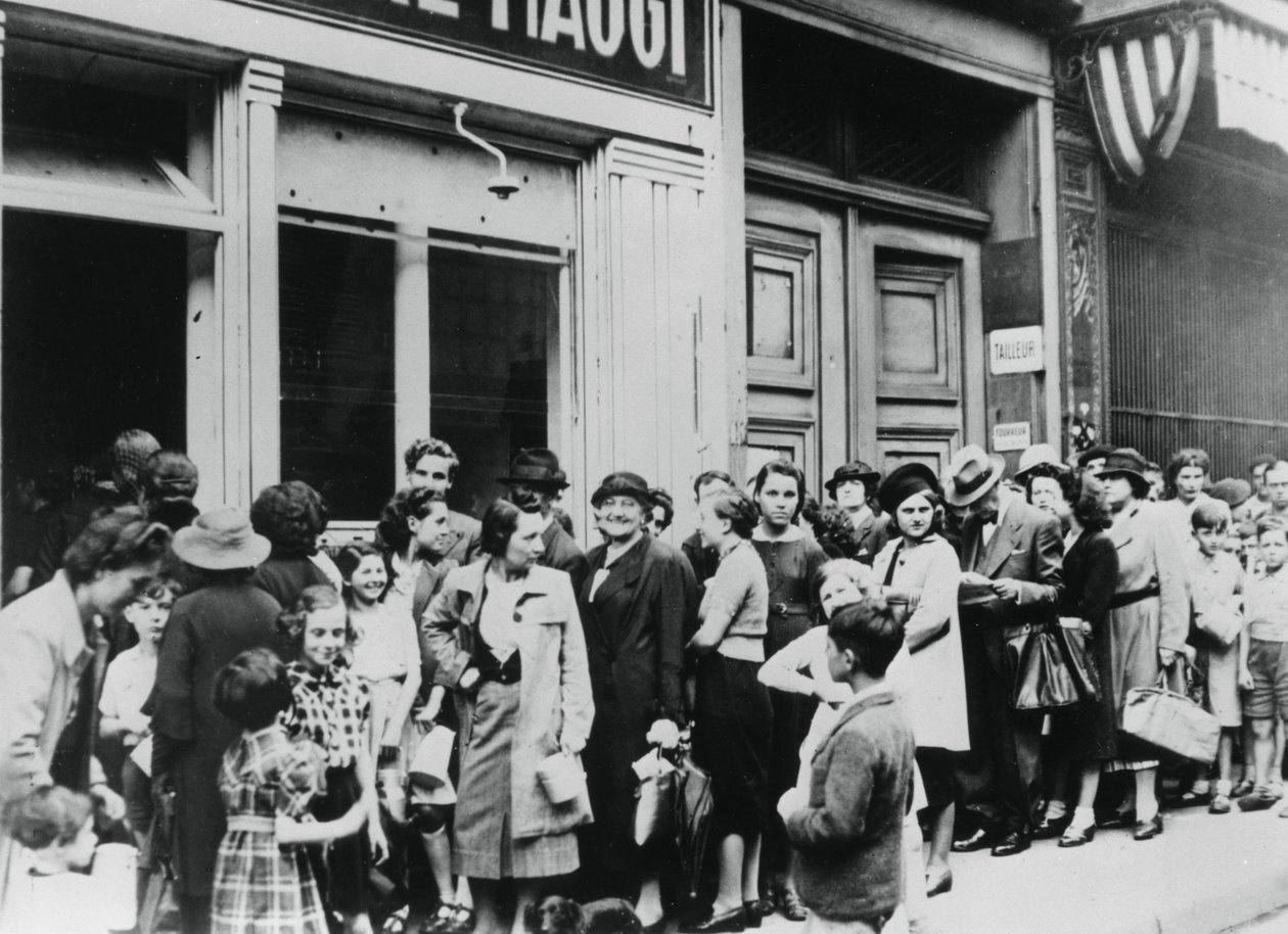 Gente haciendo fila fuera de una tienda de lácteos, París ocupado por los alemanes de Unbekannt