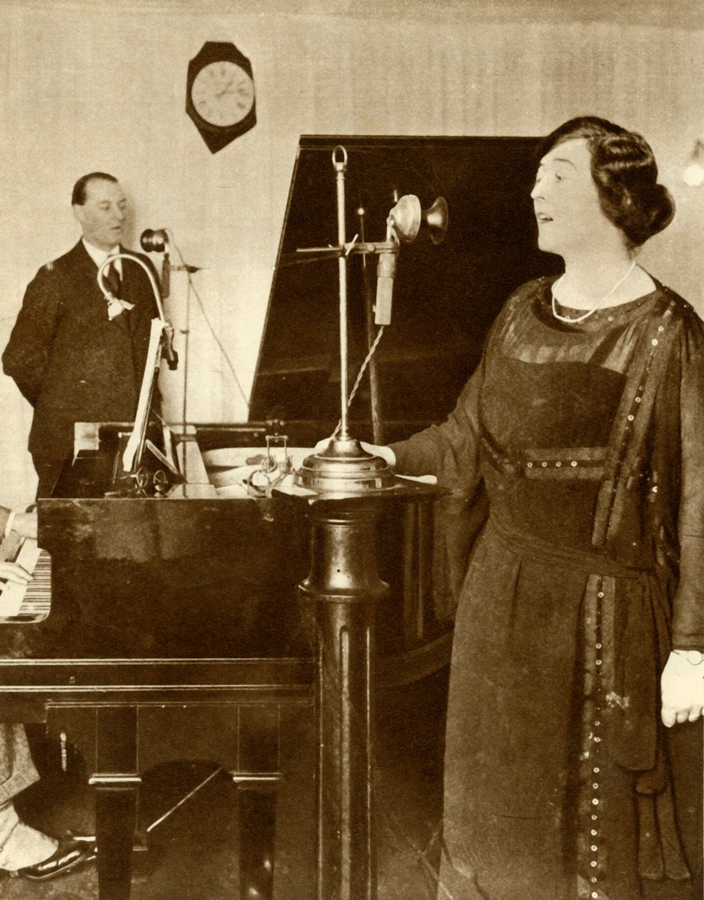 Intérpretes cantando un dúo en uno de los estudios de 2LO, Savoy Hill, Londres, 1923, 1935 de Unbekannt