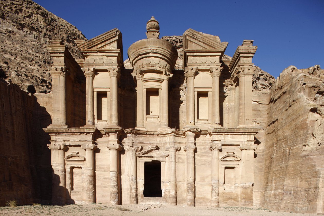 Sitio arqueológico de Petra: Al-Dier, o el Monasterio (nombrado por un uso anterior de la tumba), la tumba más grande de Petra, Jordania de Unbekannt