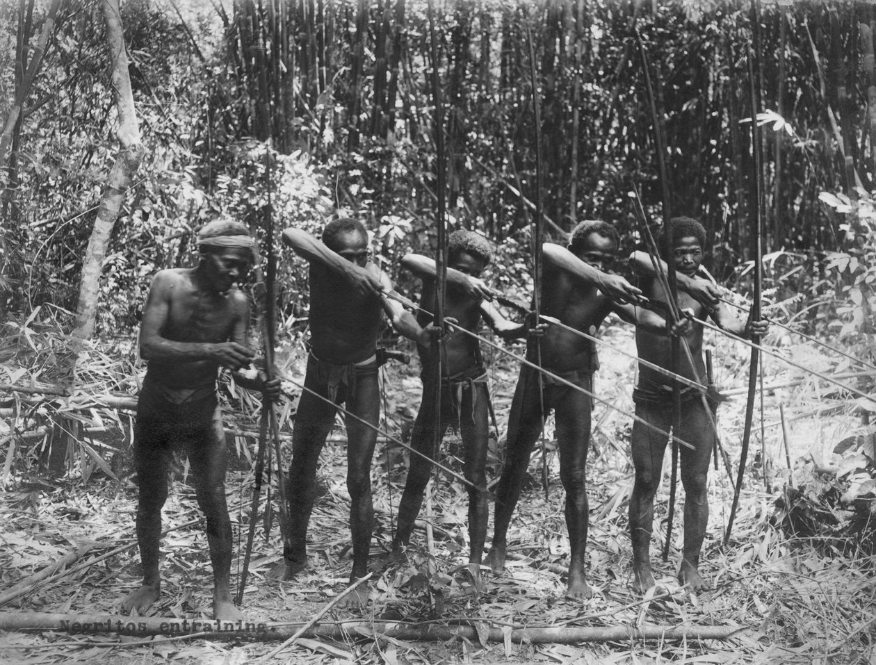 Filipinas: c.1890 Miembros masculinos de la tribu Negrito mostrando sus habilidades de caza (foto en b/n) de Unbekannt