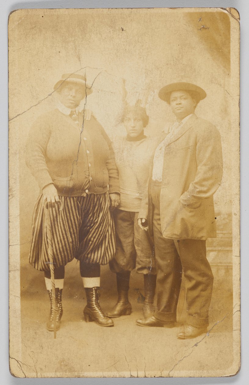 Postal fotográfica de tres mujeres no identificadas, 1904-1918 de Unbekannt