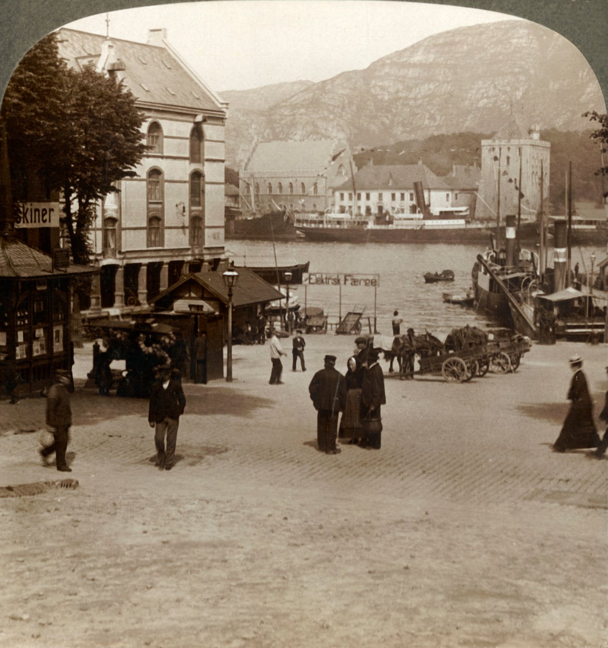 Antigua fortaleza pintoresca Bergenhus, desde una plaza en la ciudad moderna, Bergen, Noruega, 1905 de Unbekannt