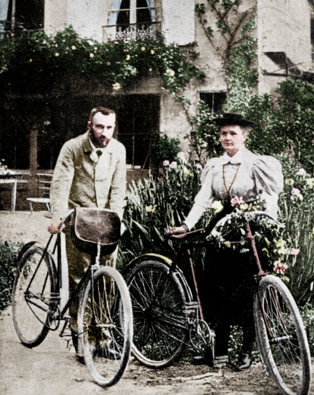 Pierre y Marie Curie, físicos franceses, preparándose para ir en bicicleta de Unbekannt