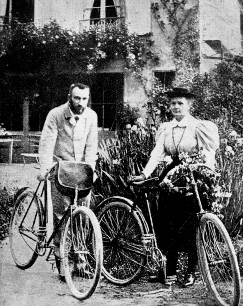 Pierre y Marie Curie, físicos franceses, preparándose para ir en bicicleta de Unbekannt