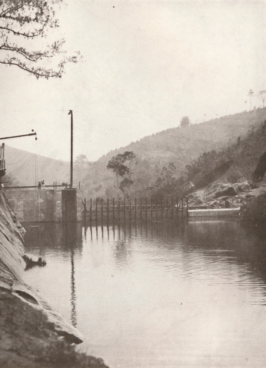 Presa de Desviación Pirahy desde arriba del Río Light and Power Works, 1914 de Unbekannt