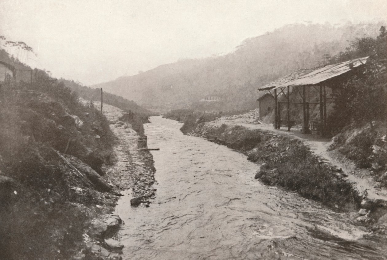 Desviación de Pirahy: Vista río abajo desde la salida del túnel, 1914 de Unbekannt