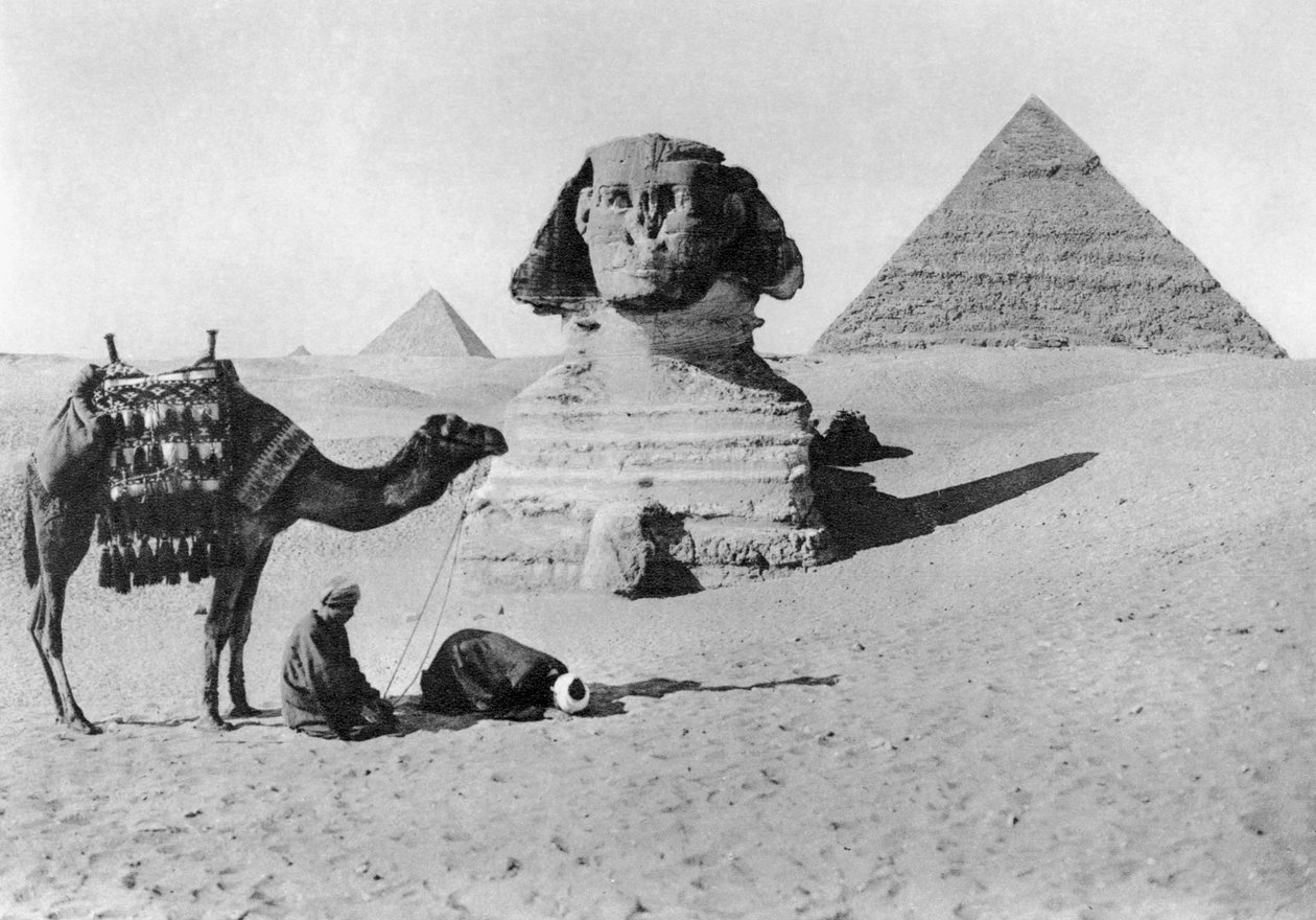 Rezando ante una esfinge, El Cairo, Egipto, c1920s de Unbekannt