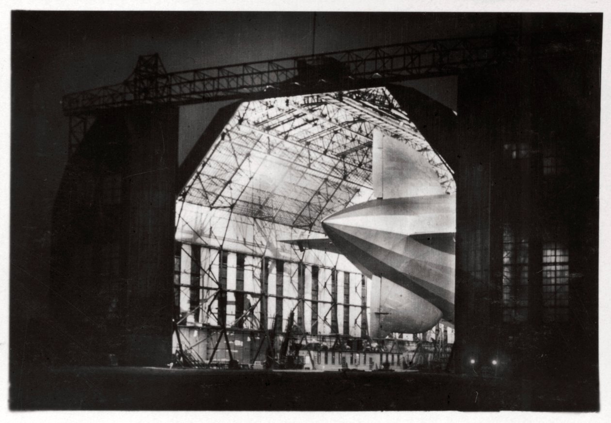Preparativos para un vuelo nocturno, Zeppelin LZ 127 Graf Zeppelin, 1933 de Unbekannt