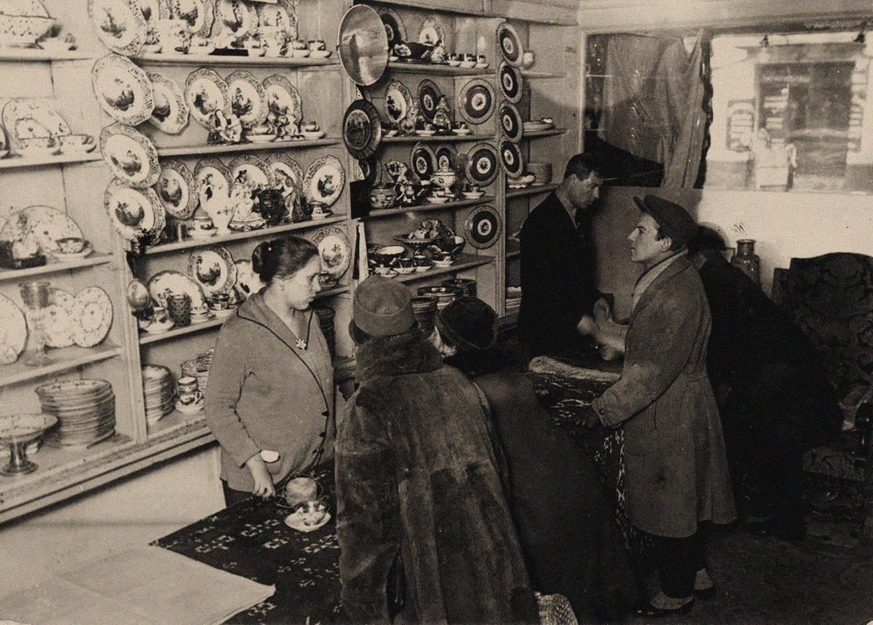 Vista previa antes de la subasta de las propiedades de la familia del Zar Romanov, Moscú, 1927 de Unbekannt