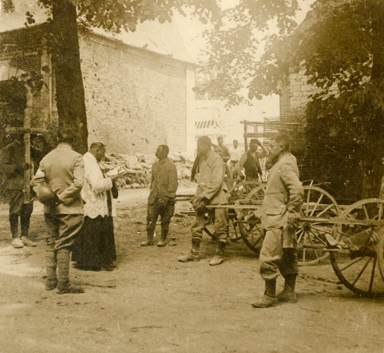 Sacerdote diciendo misa al aire libre, c. 1914-c. 1918 de Unbekannt