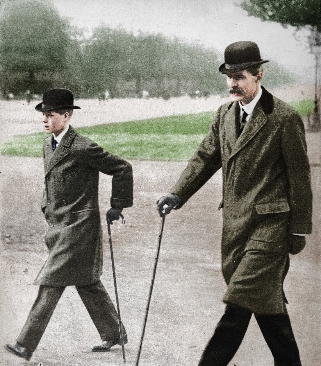 El Príncipe Eduardo caminando con el Sr. HP Hansell, su tutor, en Auteuil, Francia de Unbekannt