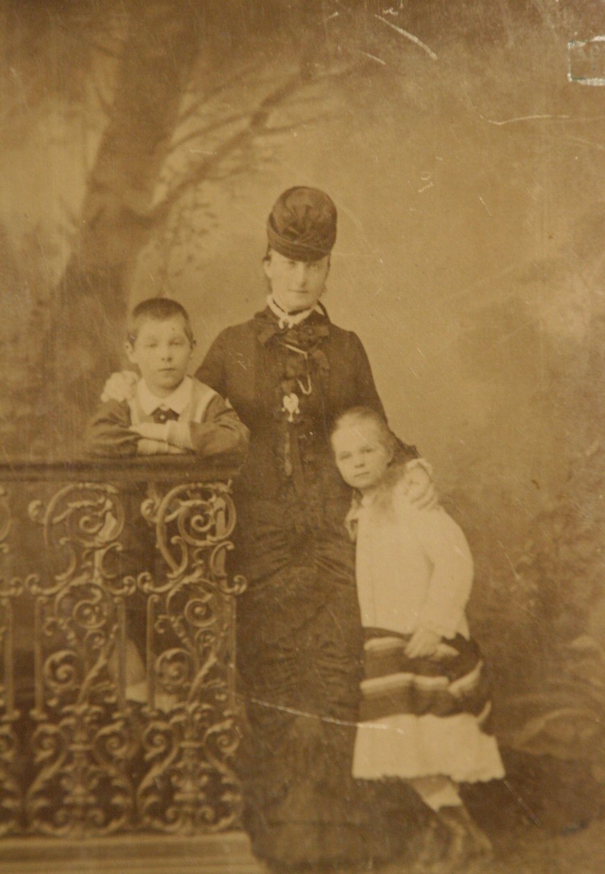 Princesa Ekaterina Mikhailovna Yurievskaya con los niños Georgy y Olga, finales de 1870-principios de 1880 de Unbekannt