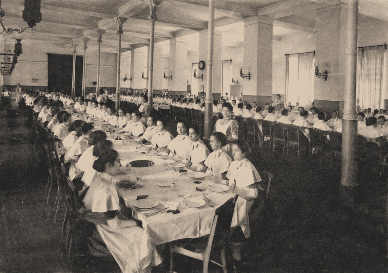 Alumnas del Instituto Smolny para Doncellas Nobles en el comedor, 1889 de Unbekannt
