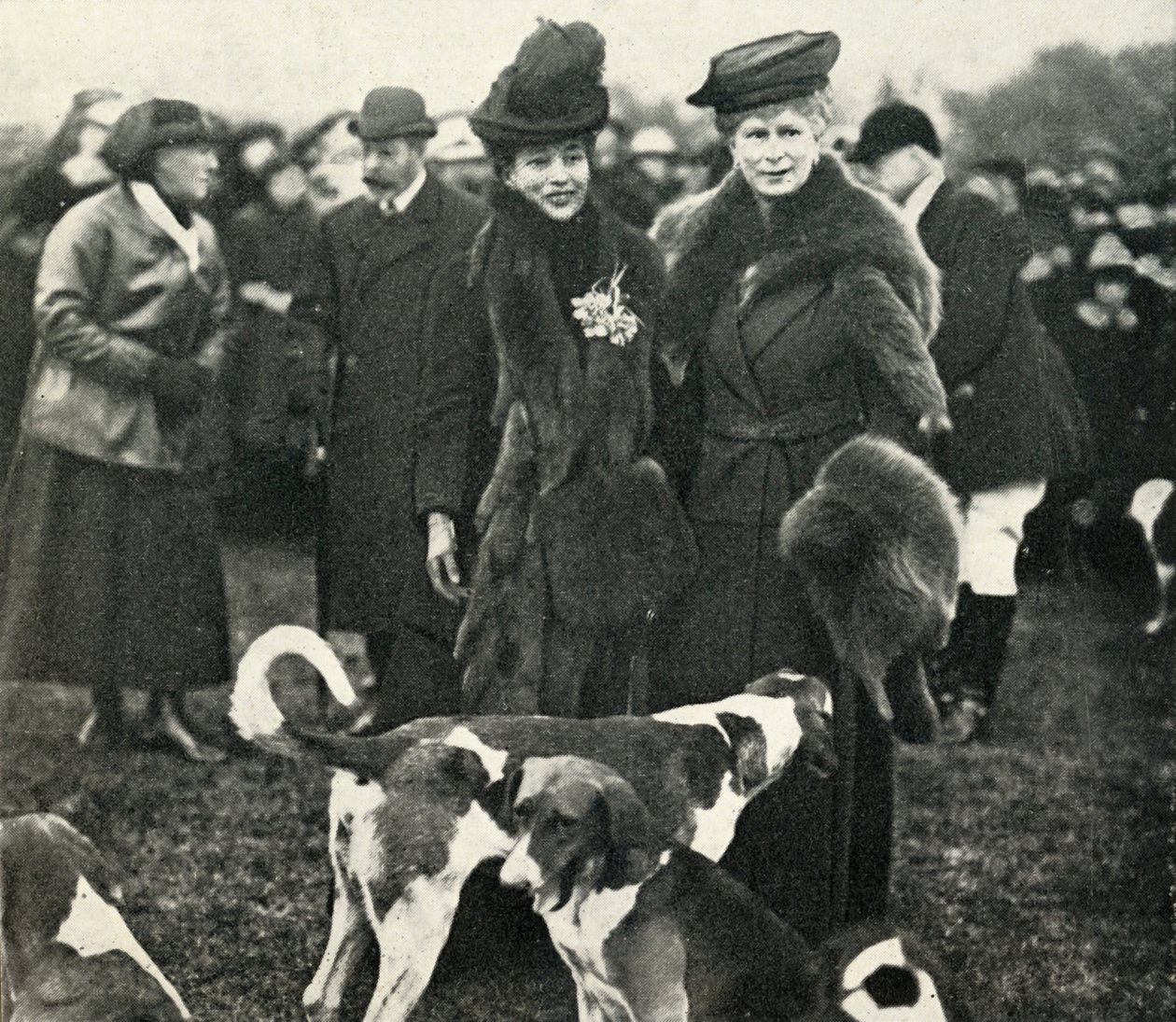 La Reina María y la Reina Alexandra en una reunión del West Norfolk Hunt en 1920, 1951 de Unbekannt