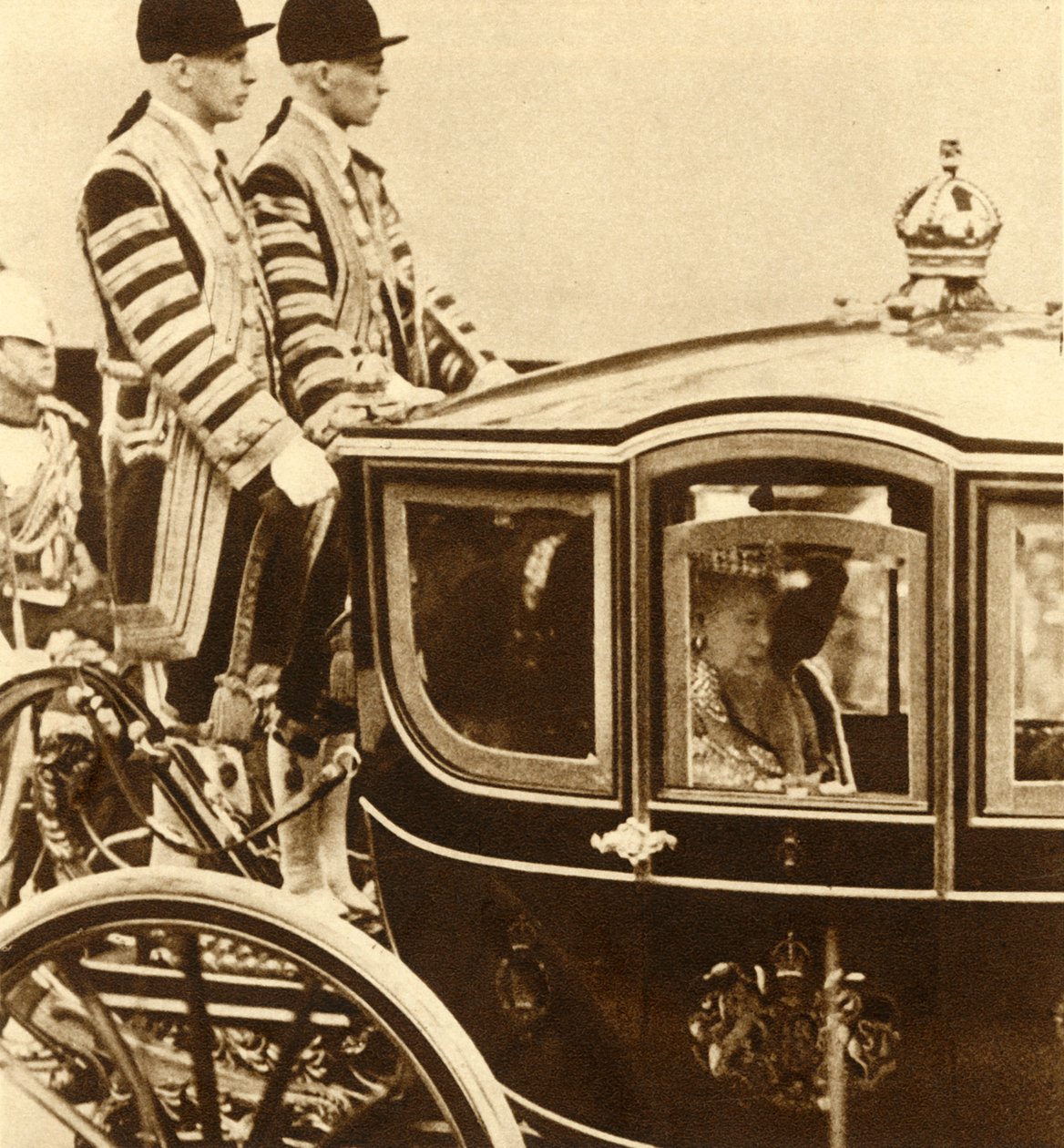 Reina María, en su carruaje de cristal, acompañada por la Reina Maud de Noruega de Unbekannt