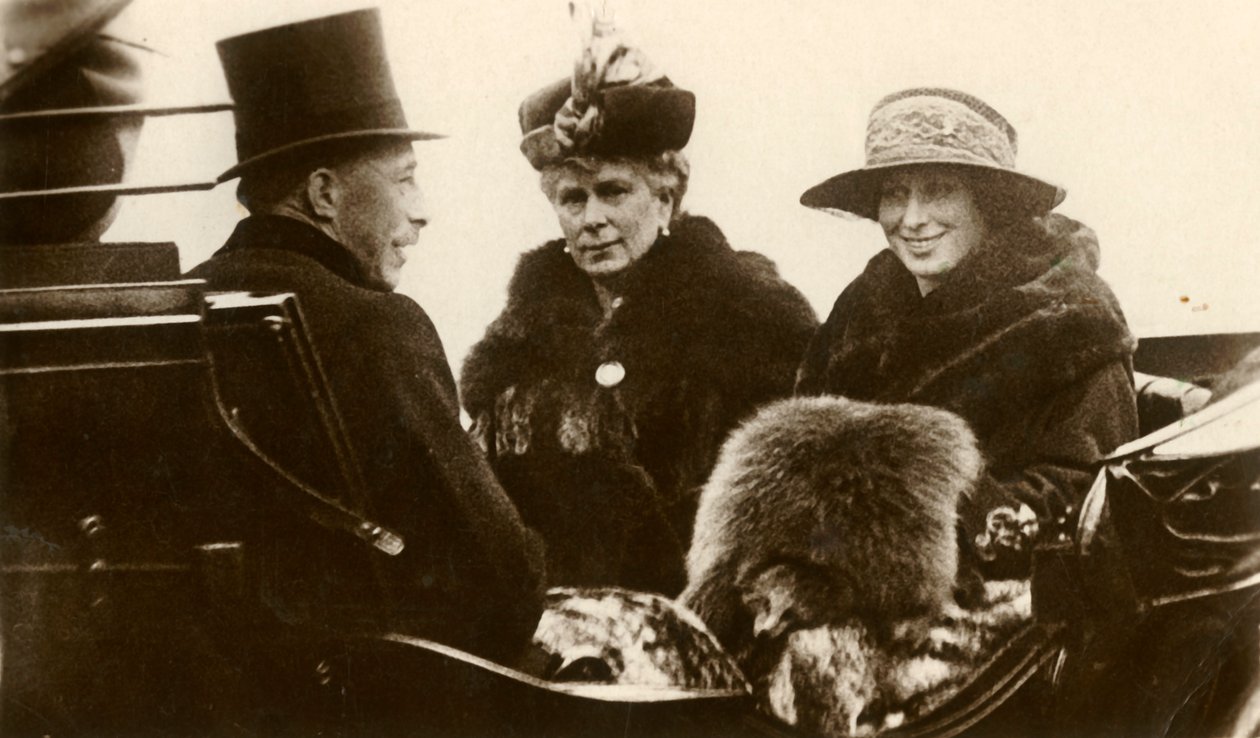 La Reina María con la Princesa Real y el Vizconde Lascelles, 1923 de Unbekannt