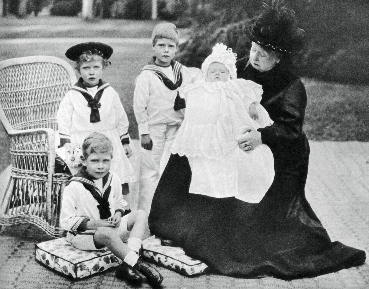 La Reina Victoria con sus bisnietos en Osborne House, Isla de Wight, 1900 de Unbekannt