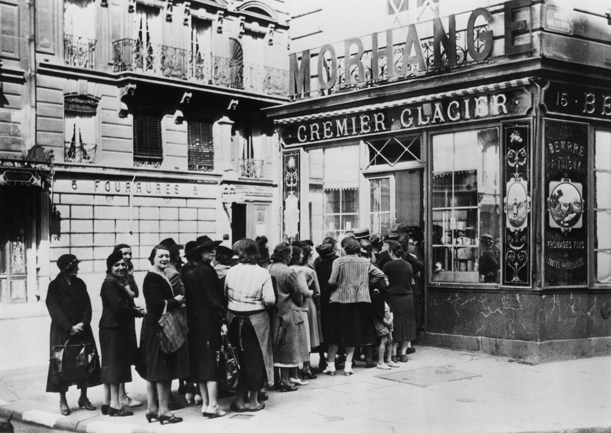 Fila de mujeres fuera de una tienda de lácteos, París ocupado por los alemanes, 28 de junio de 1940 de Unbekannt