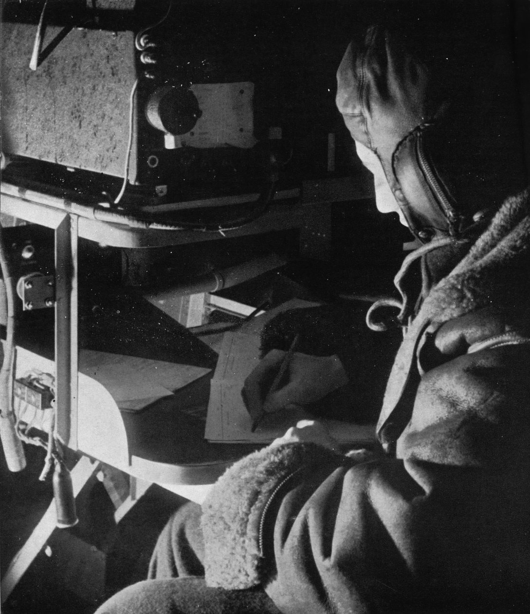 Operador de radio del Comando Costero de la RAF a bordo de su avión, c1940 1943 de Unbekannt