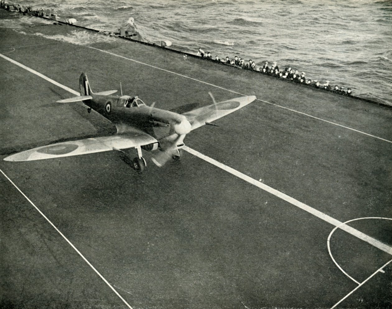 RAF Spitfire en la cubierta de un portaaviones camino a Malta, Segunda Guerra Mundial, 1942-1944 de Unbekannt