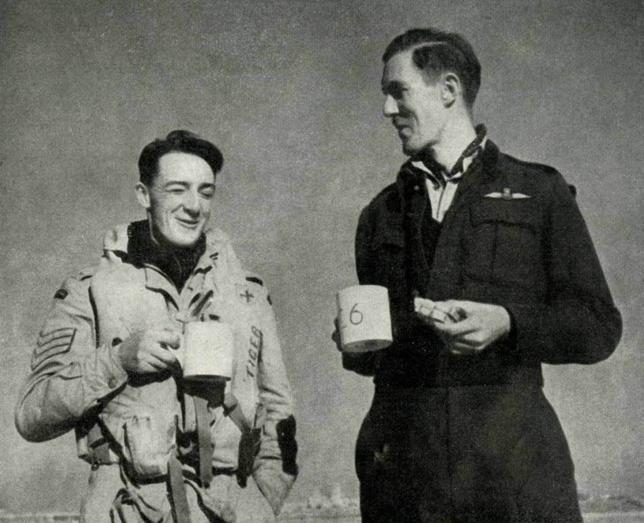 Personal de la RAF disfrutando de una taza de té, Malta, Segunda Guerra Mundial, 1942 1944 de Unbekannt