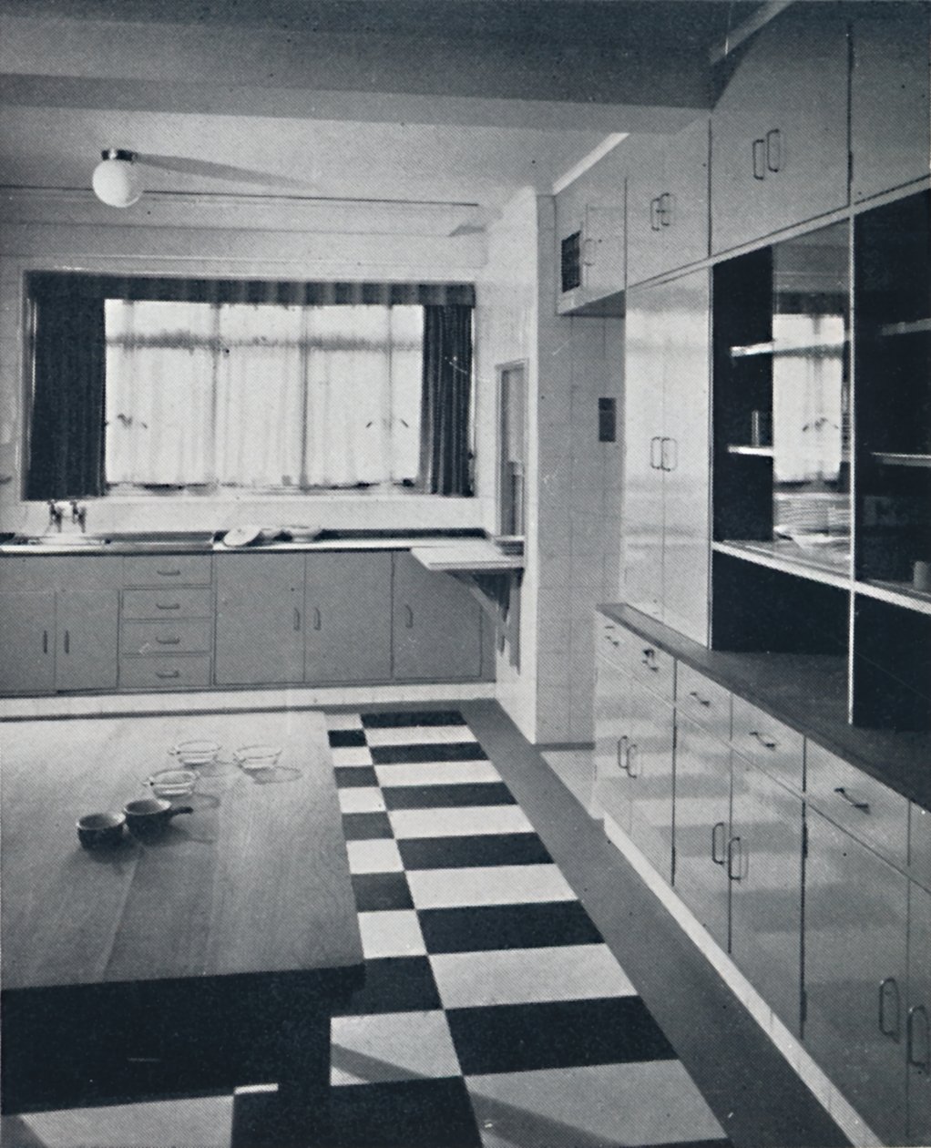 R. W. Symonds y Socio, L. & A.R.I.B.A. - Cocina: Equipamientos de color masilla, acero inoxidable de Unbekannt