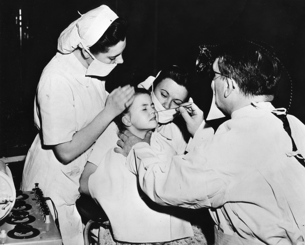 Tratamiento de radio para curar una infección nasal, Francia, c1947-1951 de Unbekannt