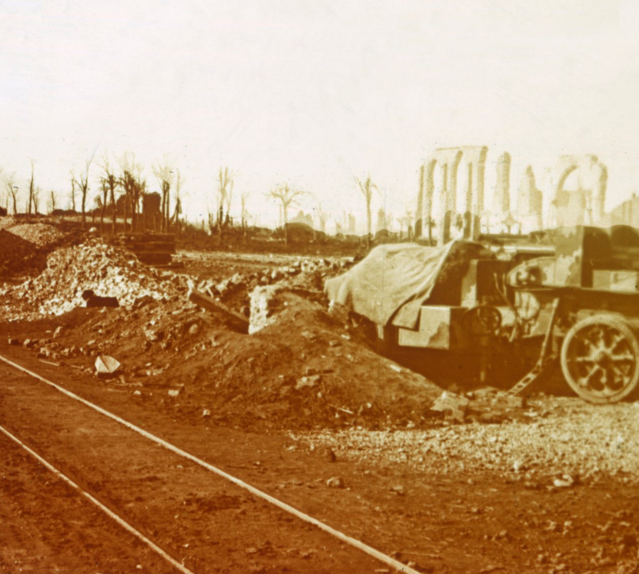 Líneas ferroviarias en el pueblo de Noordschote, Flandes, Bélgica, c. 1914-c. 1918 de Unbekannt