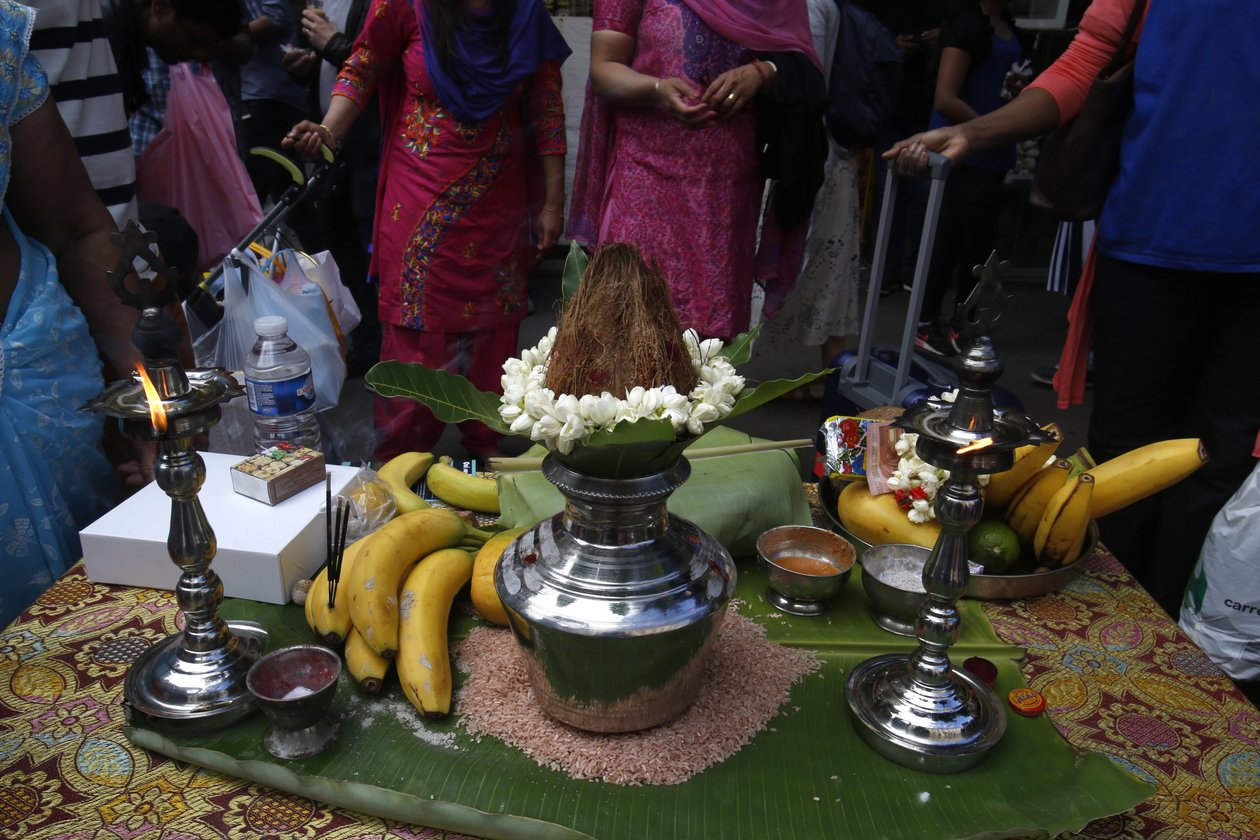 Festival del carro Ratha Yatra en París. Ofrendas. Francia de Unbekannt