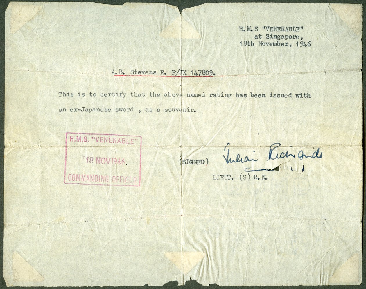 Recibo de una espada ex-japonesa, HMS Venerable, Singapur, 1946 de Unbekannt