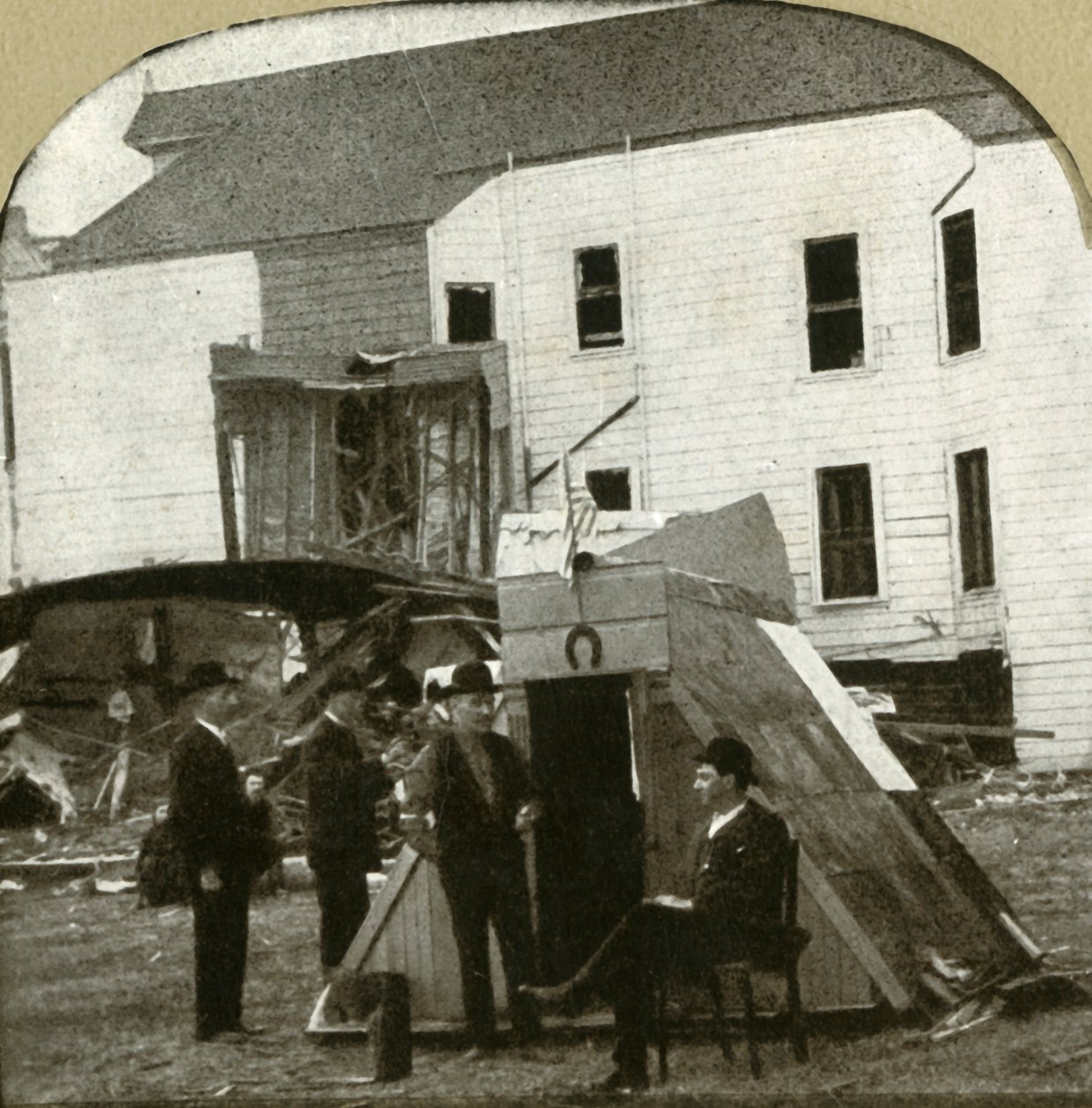 Campamento de refugiados, antigua vivienda en ruinas al fondo. Esto es trabajo de terremoto, 1906 de Unbekannt