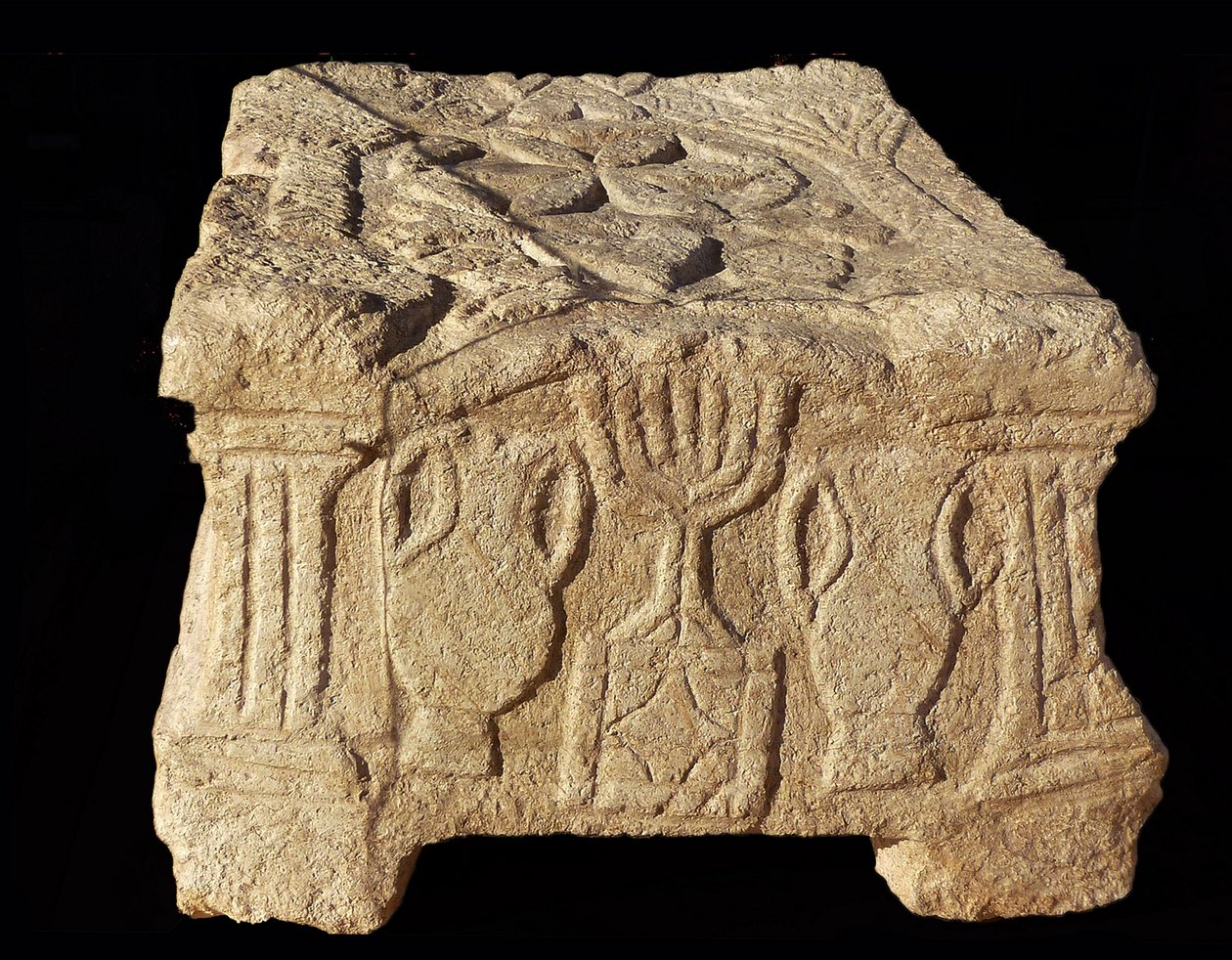 Relieve que representa una Menorá de Siete Brazos, Sinagoga de Magdala de Unbekannt
