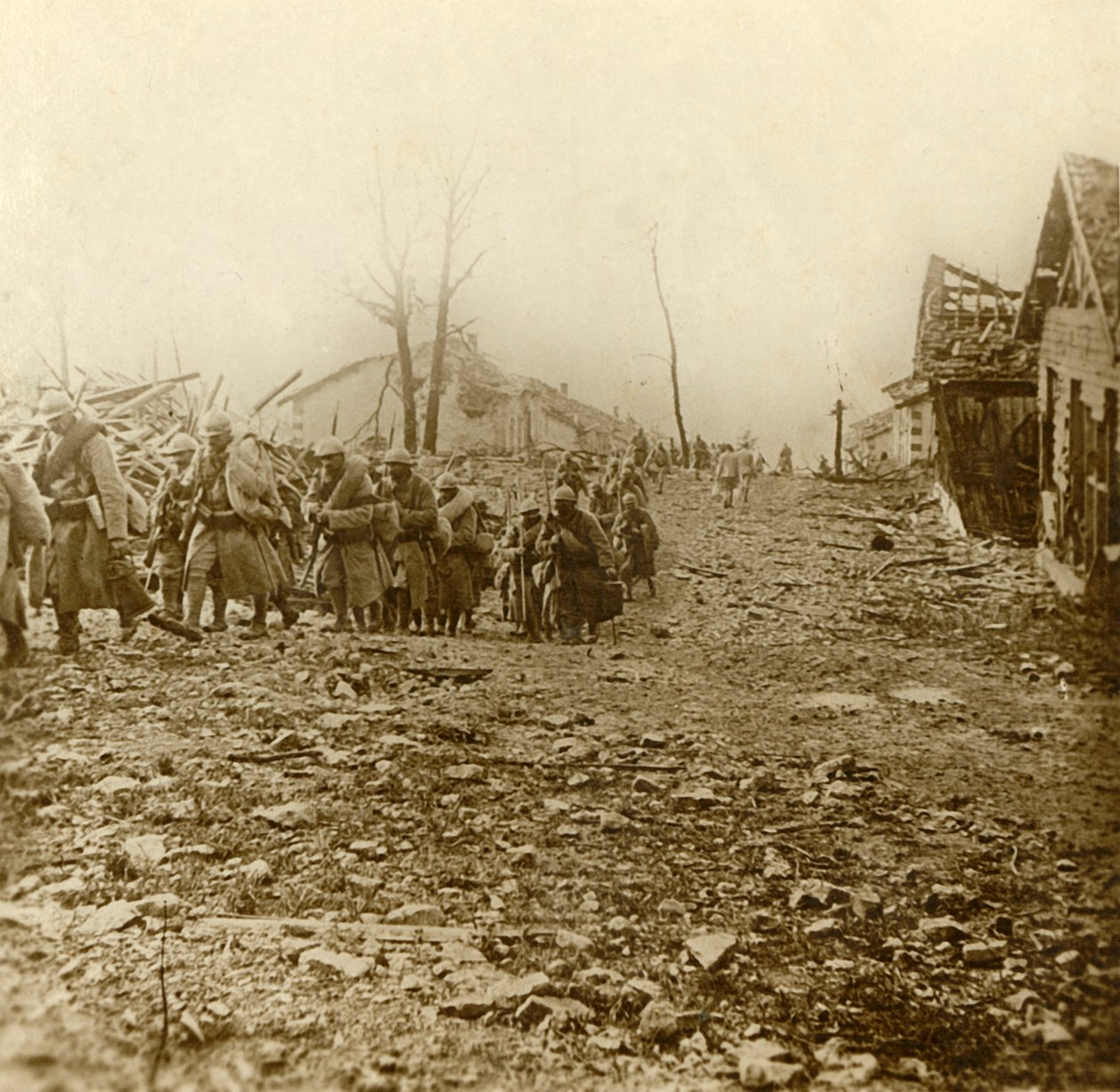 Infantería de relevo en el ataque de Douaumont, norte de Francia, 1916 de Unbekannt