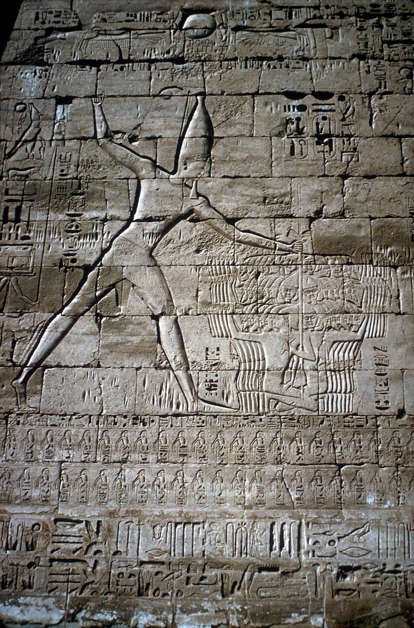 Relieve de Ramsés III golpeando enemigos, Templo Mortuorio de Ramsés III, Medinat Habu, c. 1200 a.C. de Unbekannt