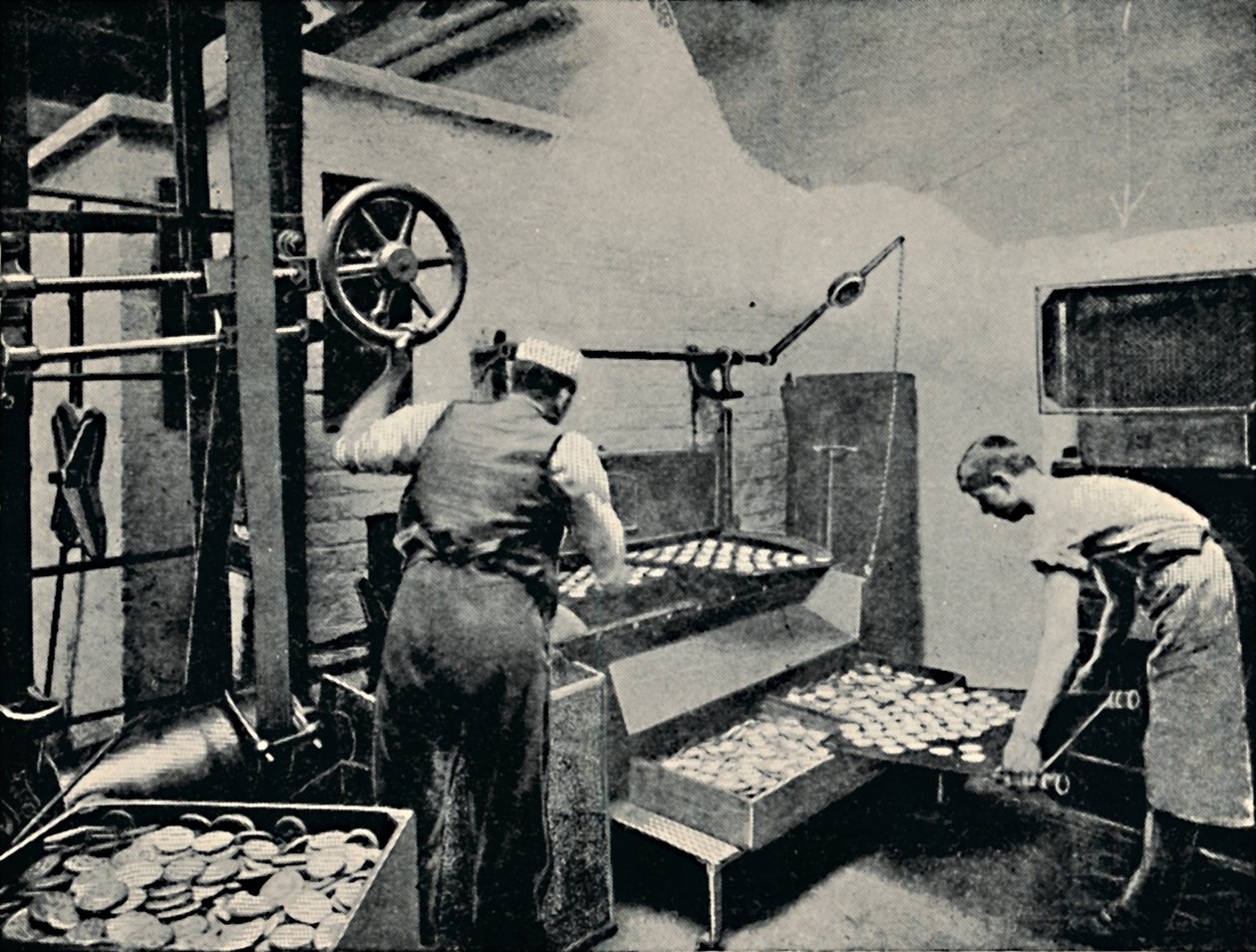 Sacando Galletas del Horno, c1917 de Unbekannt