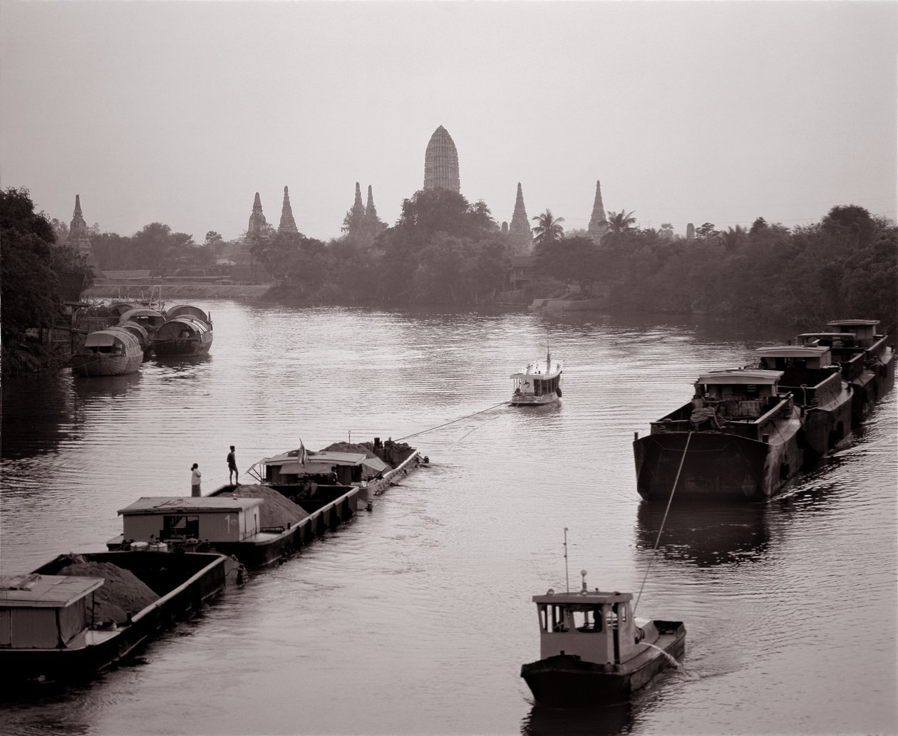 Barcazas en el río Chao Phraya con vista de Wat Chaiwatthanaram de Unbekannt
