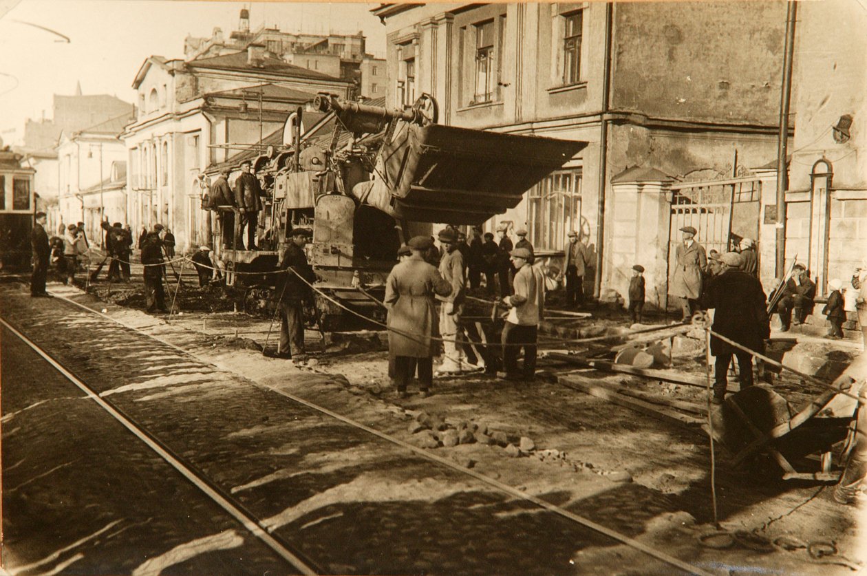 Obras viales en la calle Tverskaya, Moscú, URSS, 1920s de Unbekannt