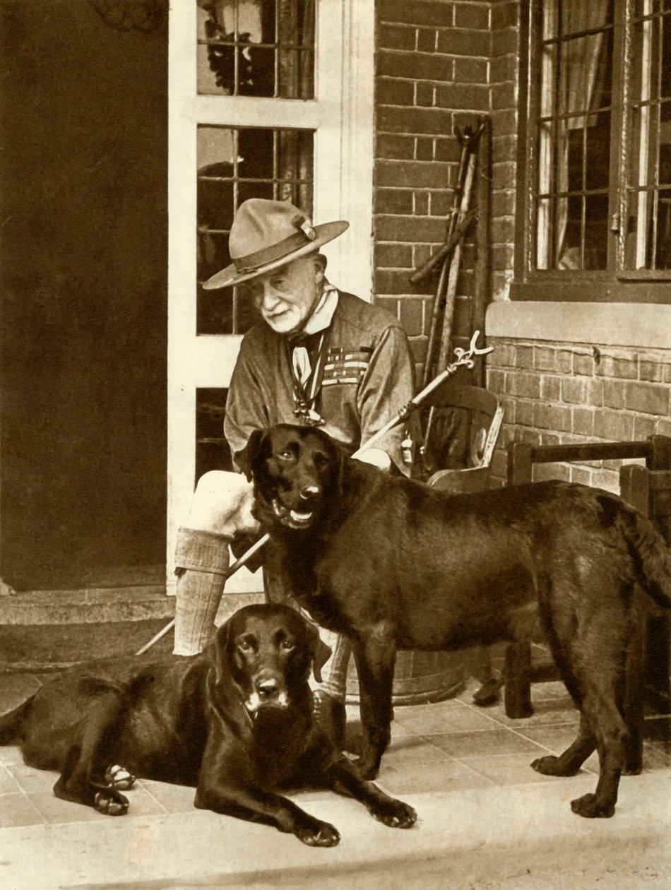 Robert Baden-Powell en casa con sus perros, c1929, 1935 de Unbekannt