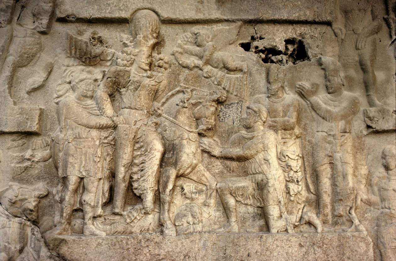 Relieve rupestre que representa al rey sasánida Shapur I (241-72) el emperador romano Valeriano (c.240-260) y generales persas, siglo III de Unbekannt