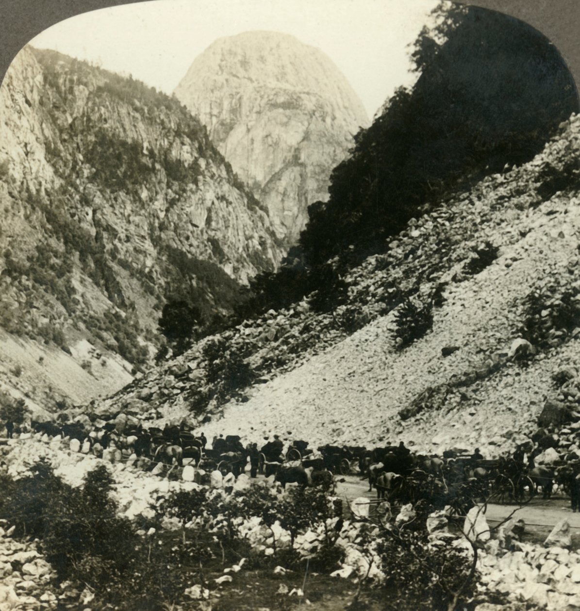 Jordalsnut rocoso 3620 pies desde el lado de la carretera llena de carros turísticos, Noruega, c1905 de Unbekannt
