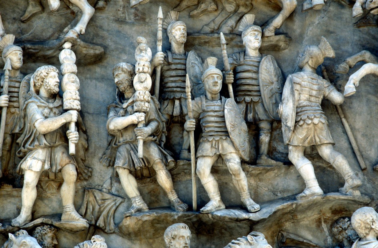 Soldados romanos participando en decursio, el ritual de circunvalación de la pira funeraria, c180-196 de Unbekannt