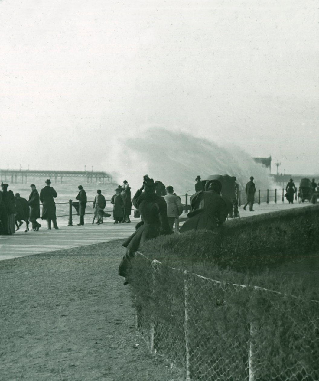 Mar agitado sobre el paseo marítimo en Hastings, Sussex, finales del siglo XIX-principios del siglo XX de Unbekannt