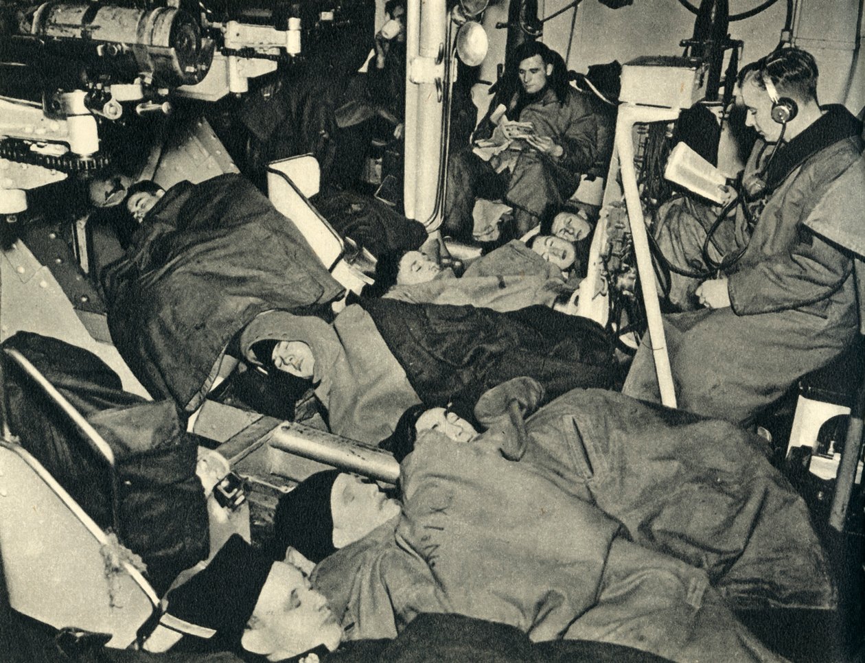 Marines reales durmiendo en la casa de armas de un buque de guerra, Segunda Guerra Mundial, c1939-c1943 de Unbekannt