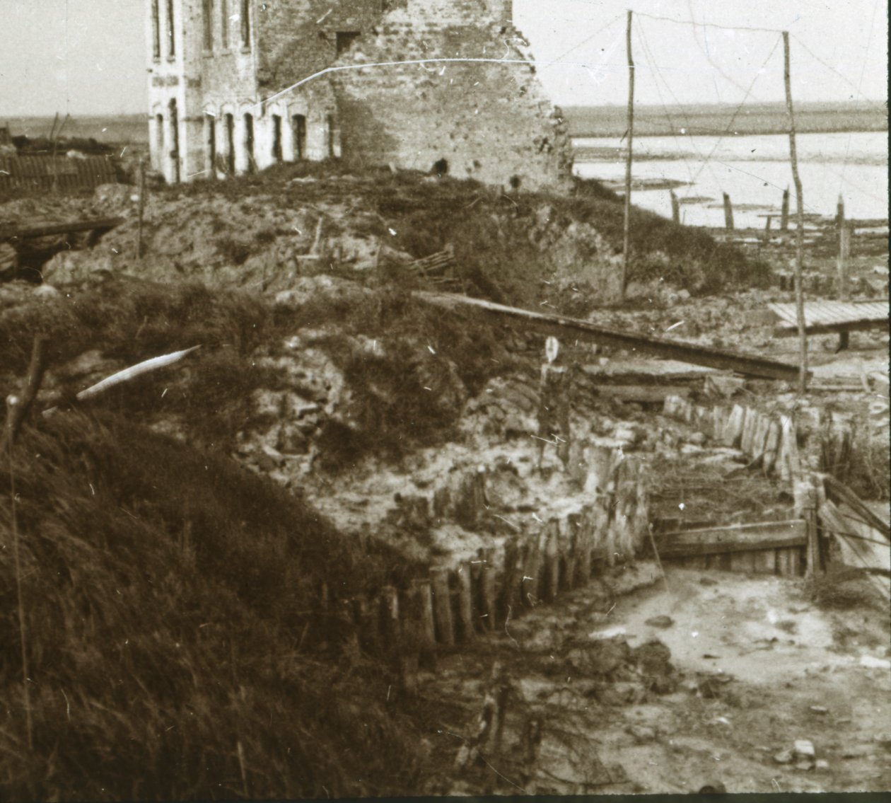 Edificio en ruinas y trincheras a lo largo de la costa, c. 1914-c. 1918 de Unbekannt