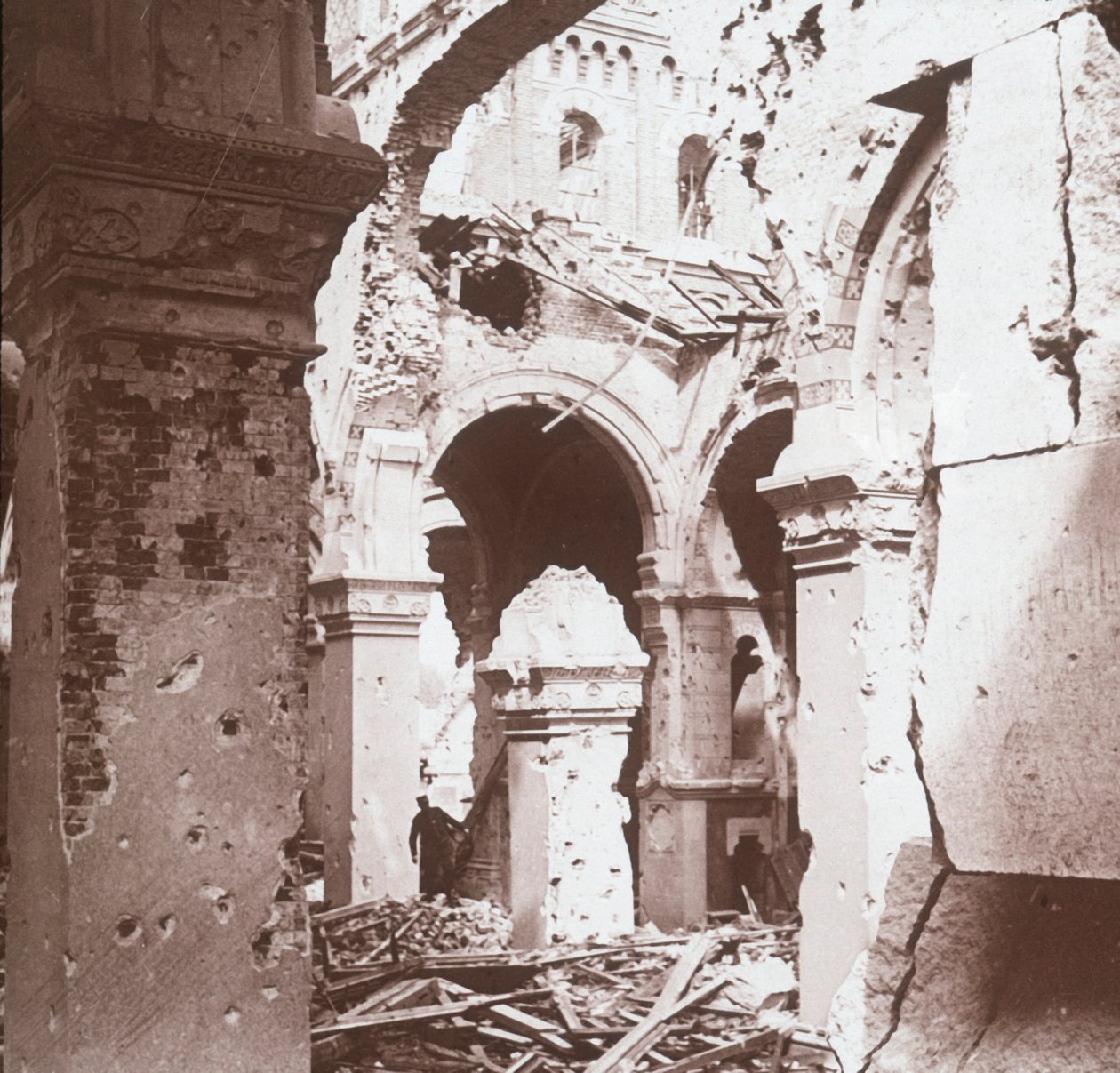 Iglesia en ruinas, Albert, norte de Francia, c. 1914-c. 1918 de Unbekannt