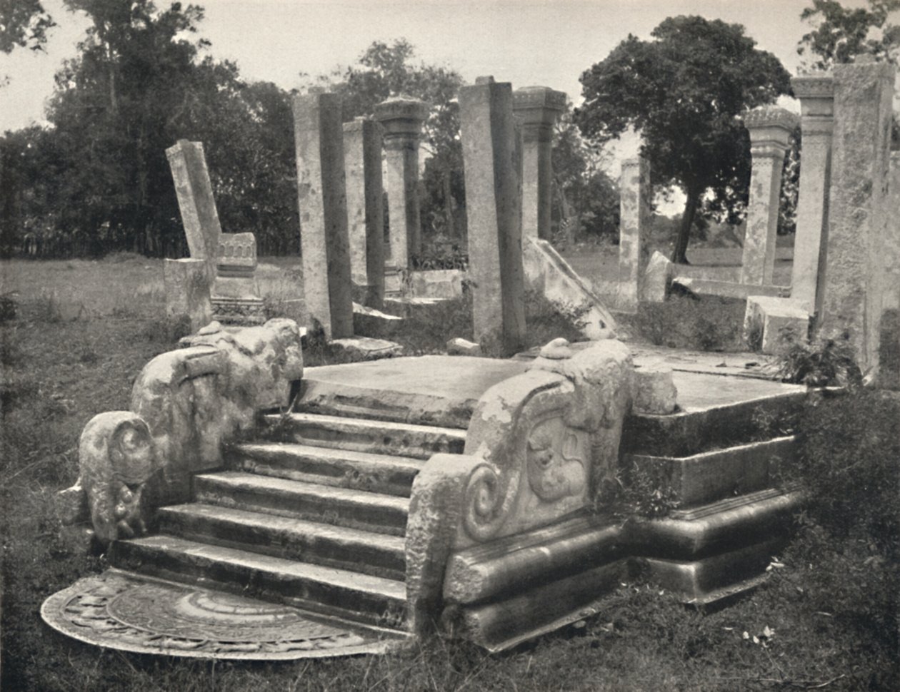 Ruinas de una sala de pilares, delante escalera con piedra lunar s. Tafel 79, Anuradhapura, 1926 de Unbekannt