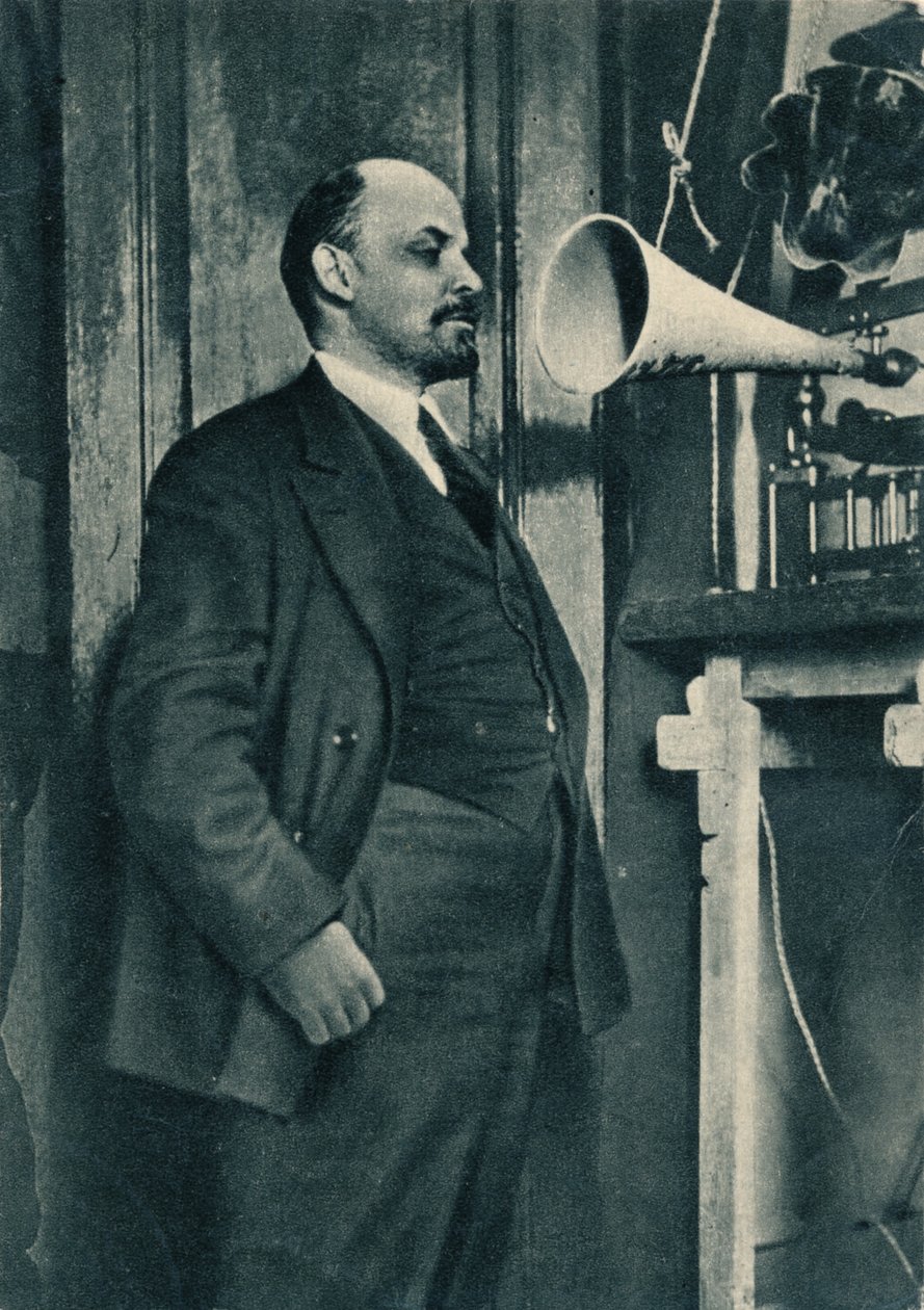 Líder bolchevique ruso Vladimir Lenin en una grabación de radio en el Kremlin, Moscú, Rusia, 1919 de Unbekannt