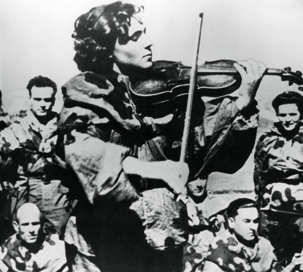 Enfermera del ejército ruso tocando un violín, Frente Oriental, 1944 de Unbekannt