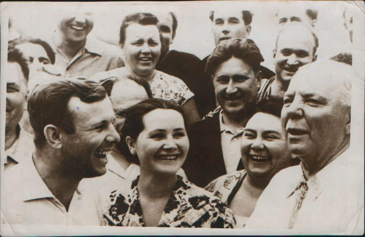 Cosmonauta ruso Yuri Gagarin con su esposa, 1962 de Unbekannt